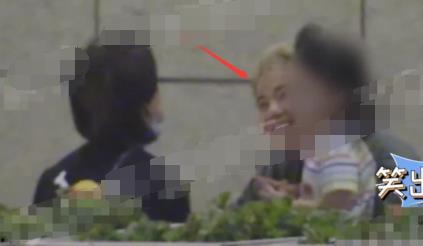 邢台抱孩子吃瓜事件视频,传统习俗还是不文明行为?