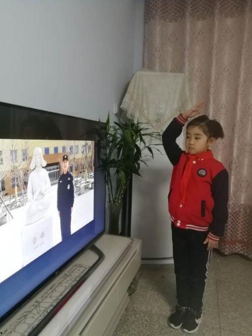 邢台抱孩子吃瓜事件视频,传统习俗还是不文明行为?