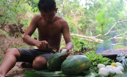 乌海男子吃瓜事件真相